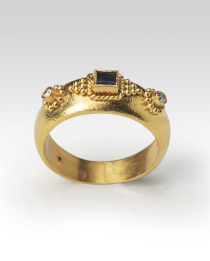 Hammered saphire and diamond ring with granulation Contemporary Diamond